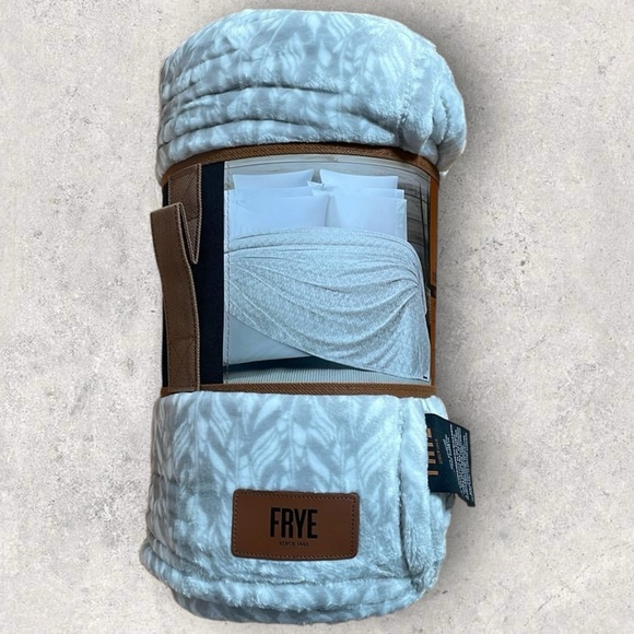 Frye - Plush Blanket / Fleece - Picture 5 of 5